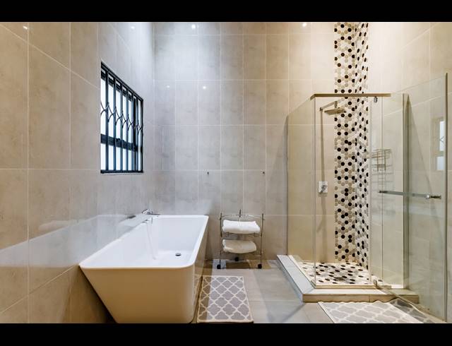 6 bed property to rent in EDENBURG